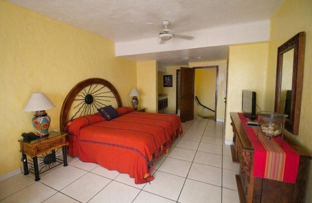 Beach-front Los Tules 2BR Condo with Outdoor Swimming Pool