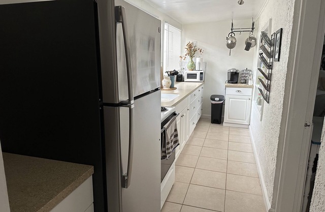 Beach guesthouse with laundry- 2 blocks to the beach,