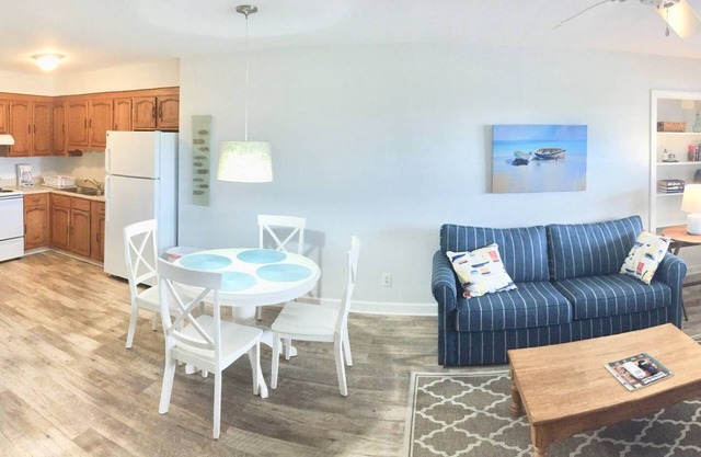 Beach Haven, NOUVEAU & Rénové, 2018! , moins de 1 pâté de maisons de la plage! Cuisine complète.