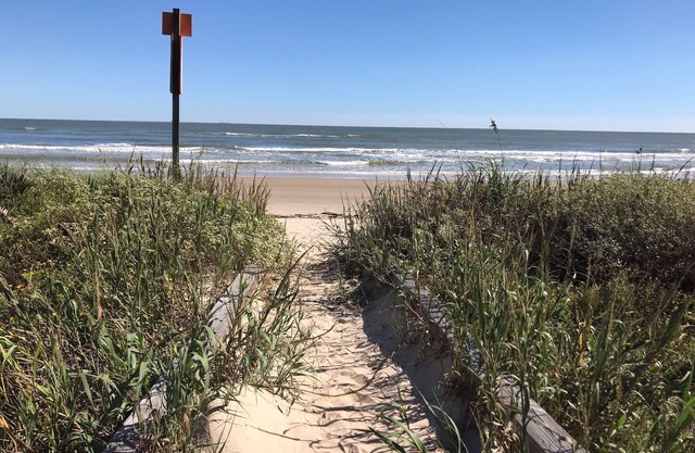 Beach Hideaway-GR8 Patios & MaRgArItA-ViEwS. Come enjoy a weekend getaway! HGTV!