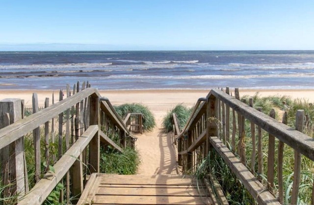 Beach house 200m to beach.Stylish, Modern Sleeps 6. Suit Summer or Winter break