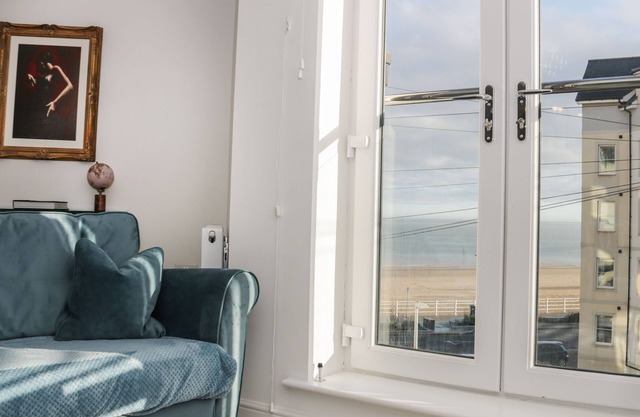 BEACH HOUSE, family friendly, country holiday cottage in Colwyn Bay