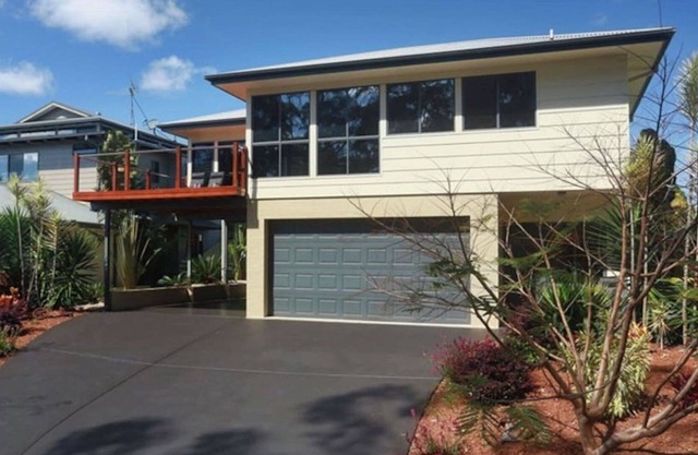 BEACH HOUSE Getaway - 5 minutes walk to the Beach!