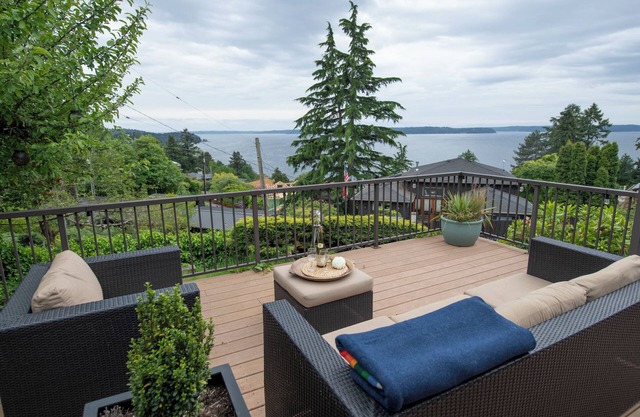 Beach house in quiet neighborhood w stunning view. Close to Alki & Downtown.