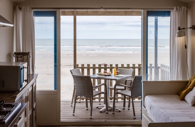 Maison avec vue directe sur la mer, sur la plage de Wijk aan Zee