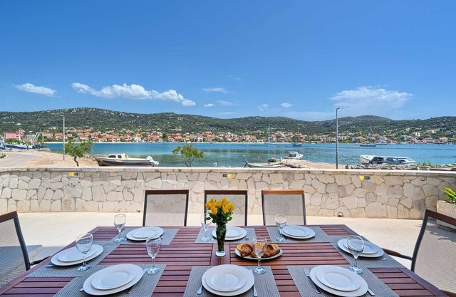 Beach House Joy - charmante villa en bord de mer avec piscine chauffée pour 8 personnes