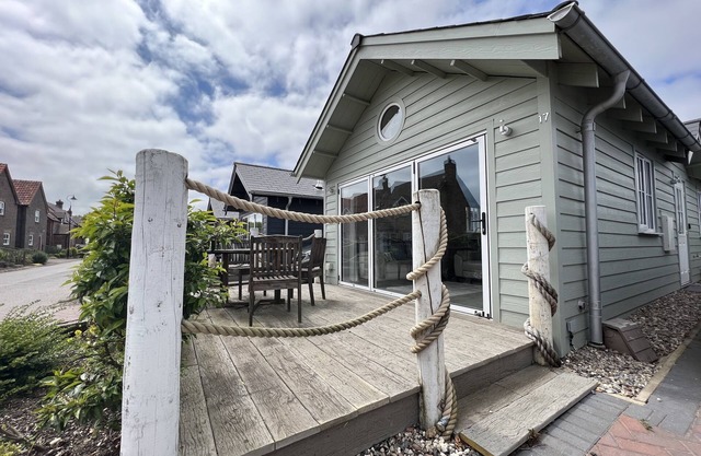 Beach House "Just Beachy" Pool, Gym, Pet Friendly, close to Beach, WiFi, Netflix