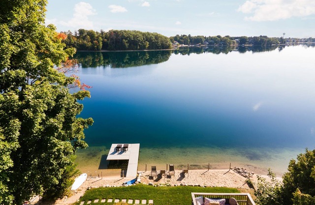 Beach House - Lakefront with a Hot Tub!
