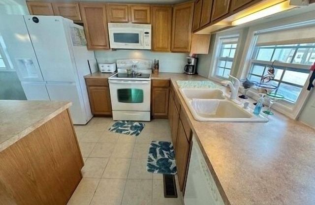 Beach house located with a fully equipped kitchen.