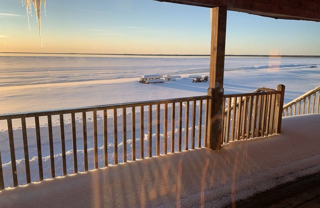 Belle cabane en rondins avec plage de sable sur le lac Michigan.