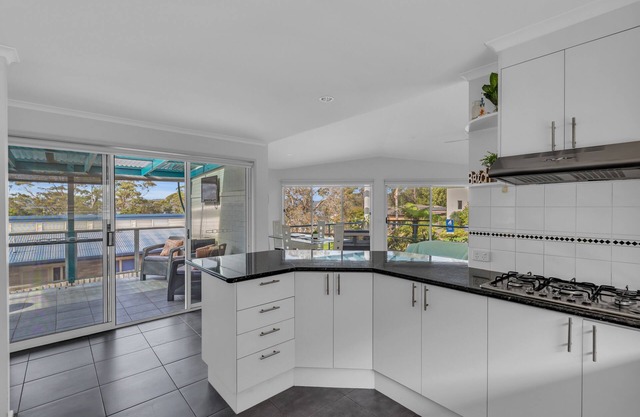 Boardwalk Beach House - Pet Friendly Holiday House, Merimbula