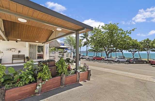 Beach House Motel