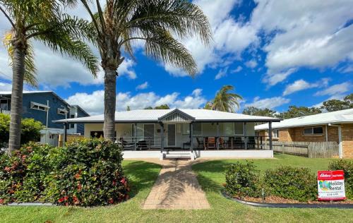 Beach House on Burrum- Close to beach- 3BR- WiFi-Foxtel