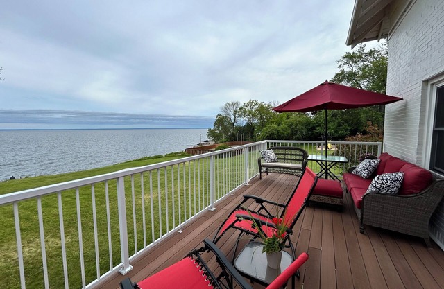 Beach house on Lake Superior - Direct beach access - Sunrise view over the lake!