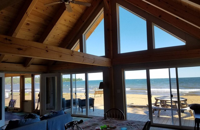 Maison de plage sur la baie de sable du lac Supérieur