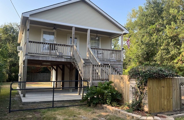 Beach house on the bayou! Great fishing and family/pet friendly!