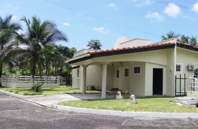 Beach House with Swimming Pool - Panama Caribbean Beach