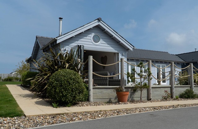 Beach House Paradise Found WF-Fi, Netflix, Pool,Gym, Pet Friendly close to beach
