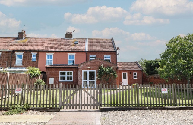 BEACH HOUSE, pet friendly, with a garden in Winterton-On-Sea