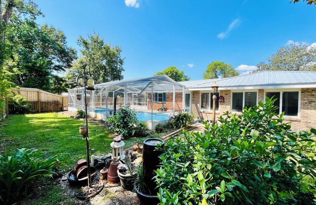 Beach House Retreat- HUGE Pool, Centrally Located & WIFI