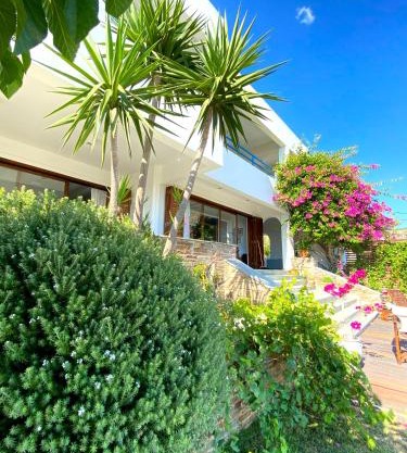 Beach house set in a beautiful bay