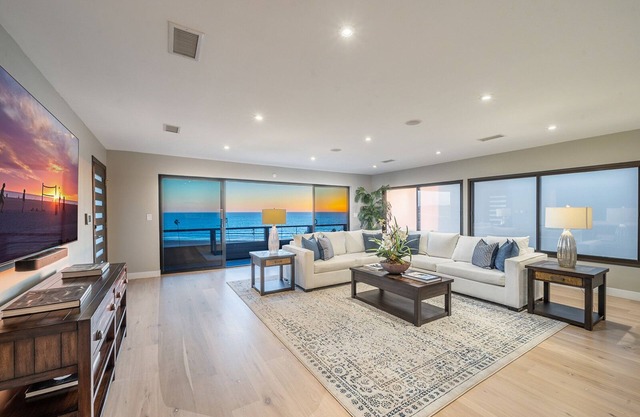 Beach House-Surf Paradise! 6 bdr