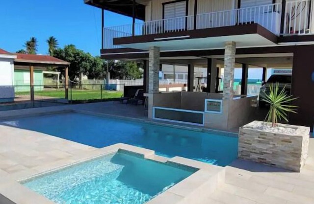 Beach House w/ pool/ac/wifi/cable/ Salinas PR