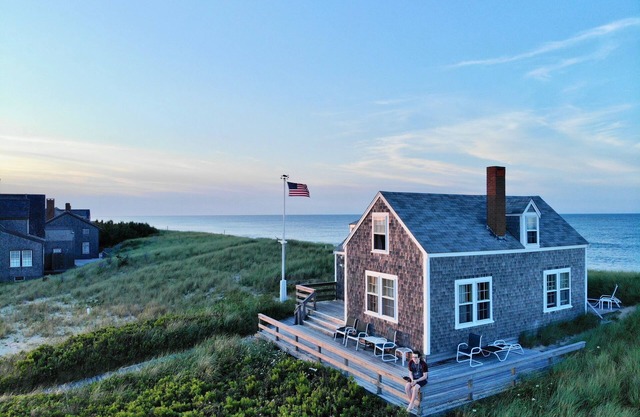 Maison de plage avec vue sur l'eau par chaque fenêtre