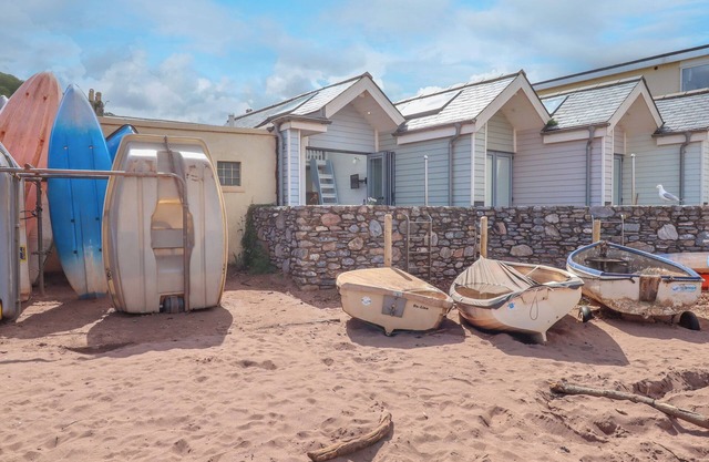 BEACH HUT 5, romantic, country holiday cottage in Shaldon