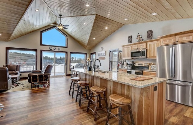 Beach Lake Cottage with Hot Tub