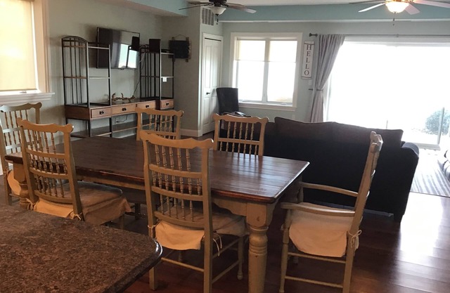 BEACH LEVEL LAKE FRONT CONDO L02-5 Queen beds, stay before May 18 rent 3 get 4