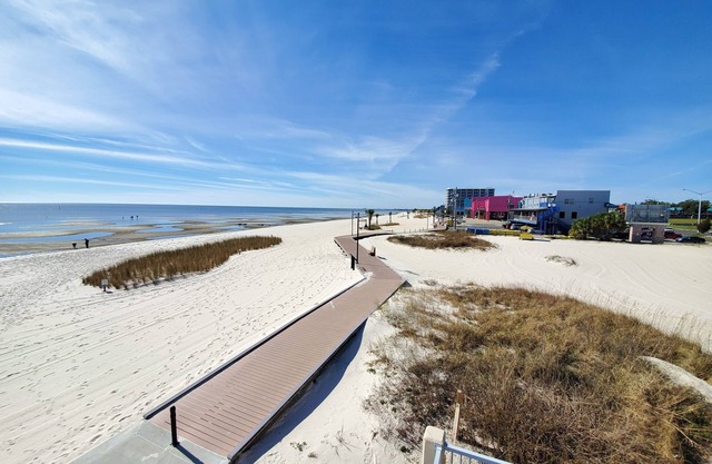 Beach Life Condo 89. Pools! Beach! Casinos! FUN!