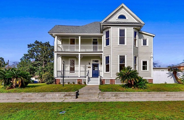 Beach Modern Victorian Retreat in Sunny Gulfport!