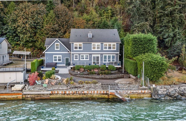Beach Oasis w/hot tub - steps from the ocean