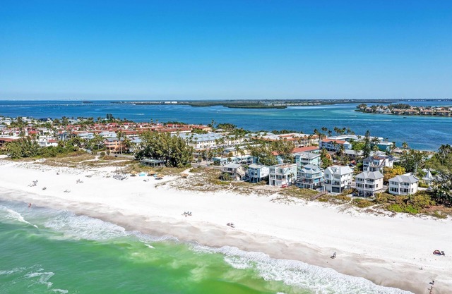 L'Anna Maria Island Beach Palms 5B-Entouré d'eau-One Minute Walk To The Beach-Piscine chauffée