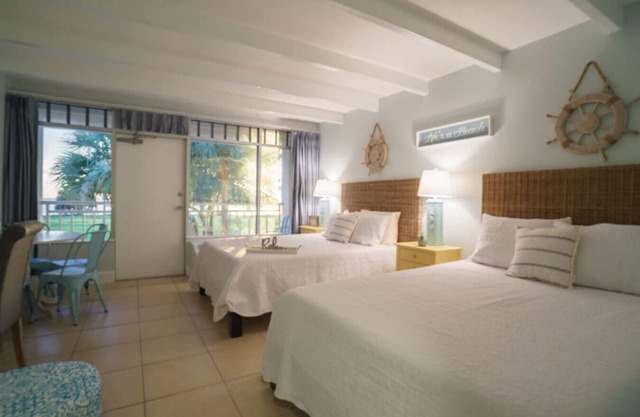 Beach Resort Studio - Bay side balcony- Sleeps 4 !