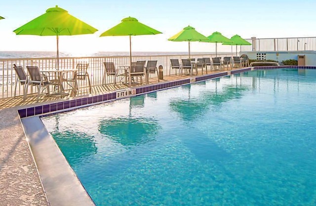 Complexe hôtelier avec accès direct à la plage privée avec piscine et bain à remous face à l'océan