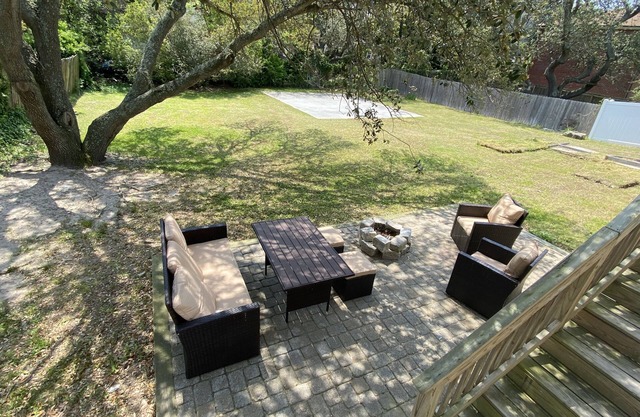 Beach, Restaurants, Festivals, Yard, Garage 3 bd 2 bath