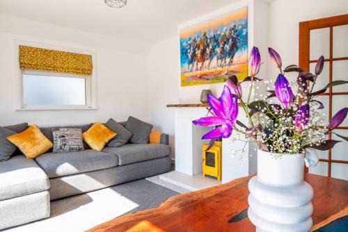 Beach Retreat Cottage- huge Garden Child & Dog friendly