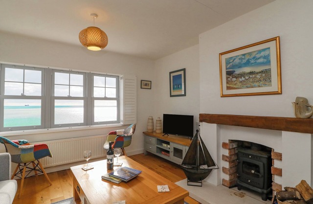 BEACH RETREAT, country holiday cottage, with a garden in Weymouth