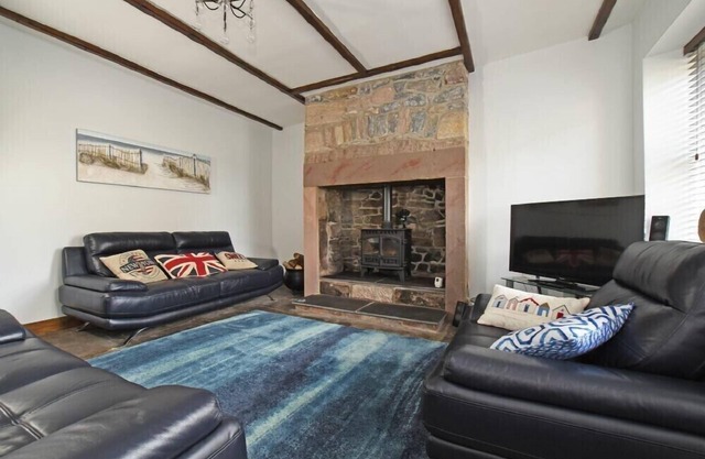 BEACH RETREAT, family friendly, with open fire in Seahouses