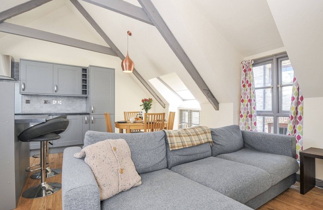 BEACH RETREAT, pet friendly, country holiday cottage in Looe