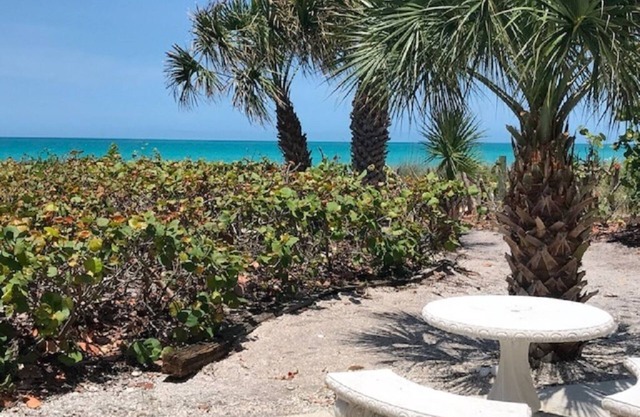Plage, sable, couchers de soleil. . . Rocking Chair Front Porch!
