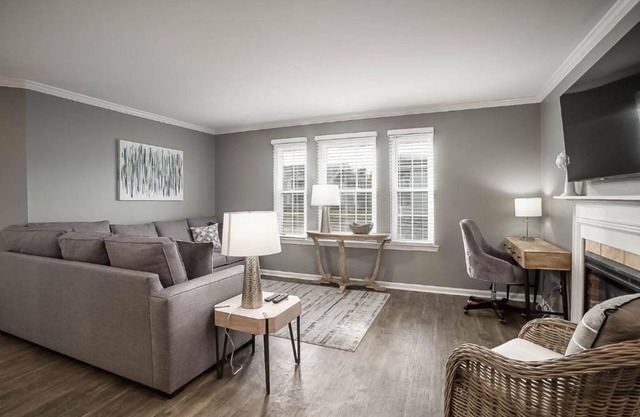 Beach short drive - Pool - Hot Tub K/Q/Sofa Sleeper, 2 BA, Sleeps 6 - Ground Fl