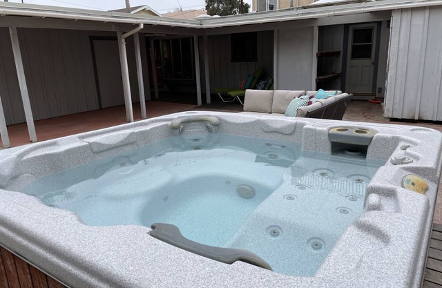 Beach side cottage sleeps 6 with Parking