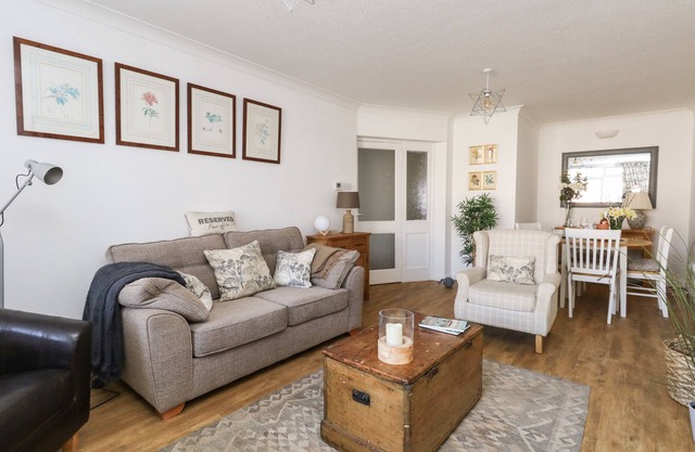 BEACH SIDE, pet friendly, country holiday cottage in West Bay
