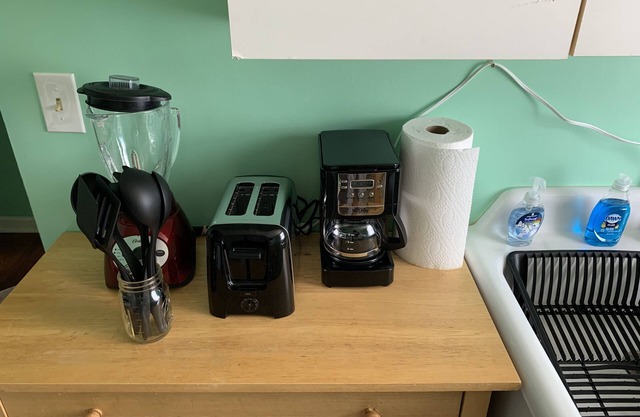Beach Side Studio #4 - Pet Friendly, WiFi, Off-Street Parking, Large Smart TV