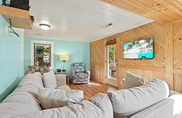 7147 Geri's Place #11A * 200ft to Beach
