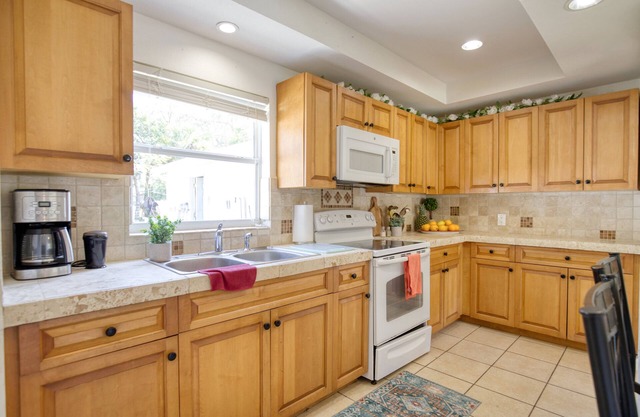Cozy Costal Cottage - Minutes to Attractions!