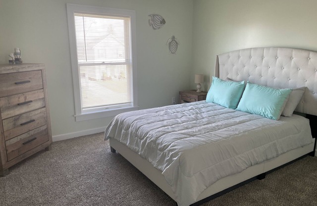 Beach themed home! Walking distance to the beach and Historic Ashtabula Harbor!